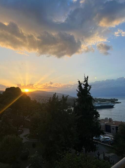 Seaview Penthouse On The Square Διαμέρισμα Αίγιο Εξωτερικό φωτογραφία